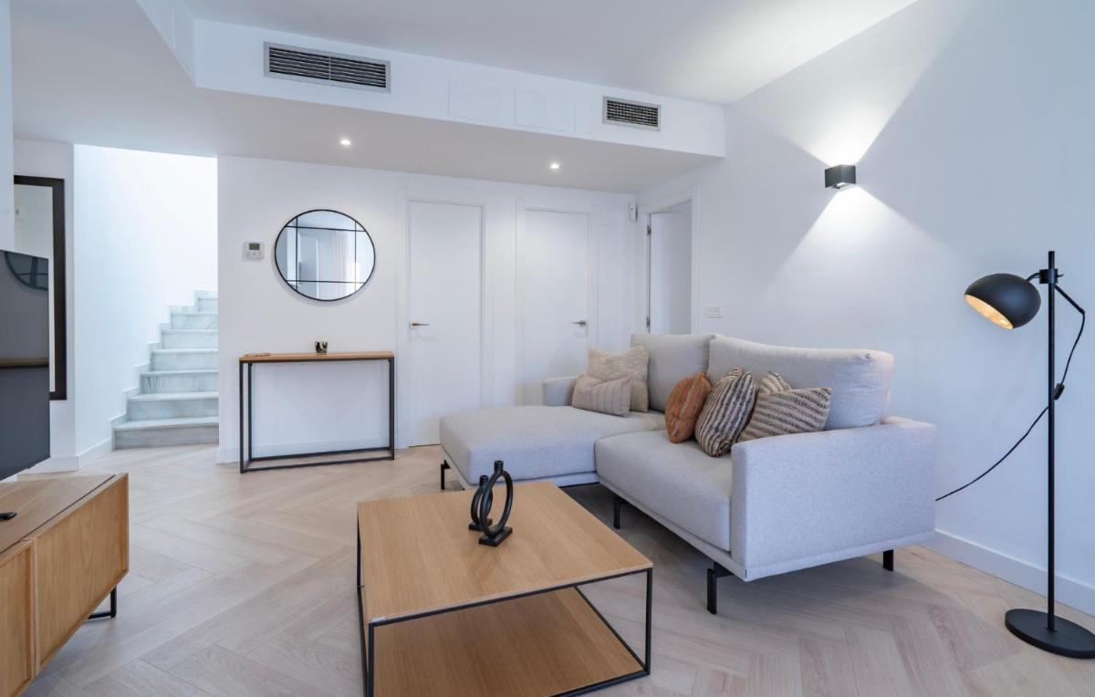 Elegant Penthouse with Private Rooftop Sun Deck in Los Naranjos, Marbella - Housity