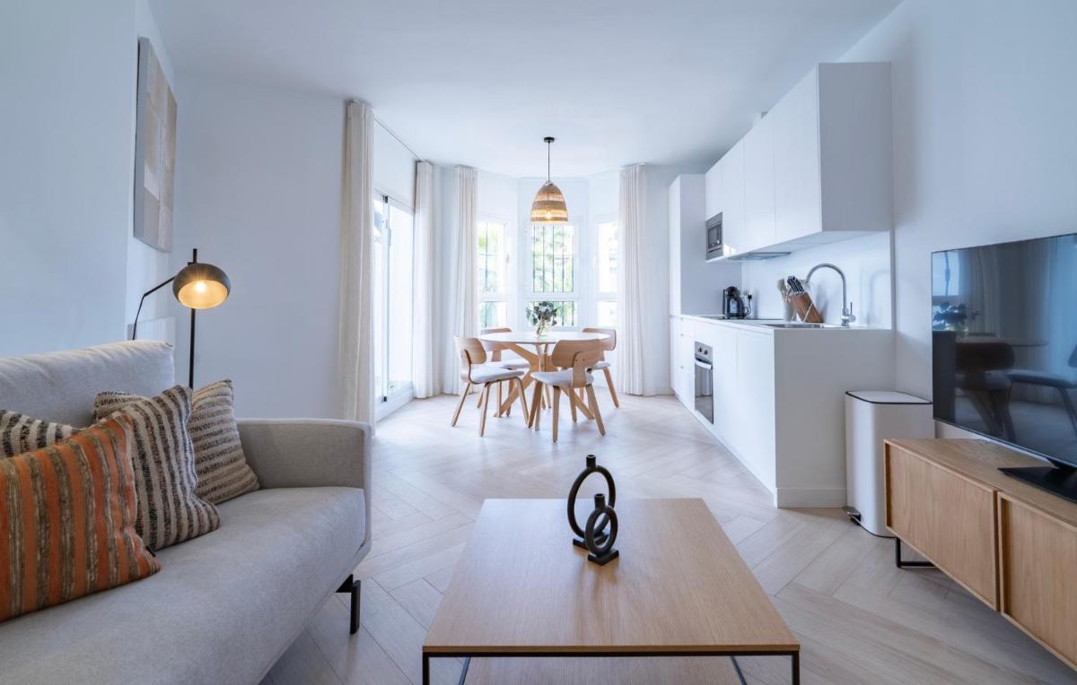 Elegant Penthouse with Private Rooftop Sun Deck in Los Naranjos, Marbella - Housity