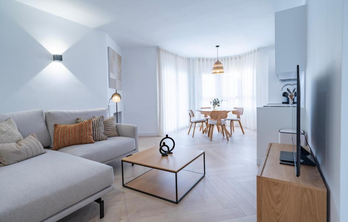 Elegant Penthouse with Private Rooftop Sun Deck in Los Naranjos, Marbella - Housity