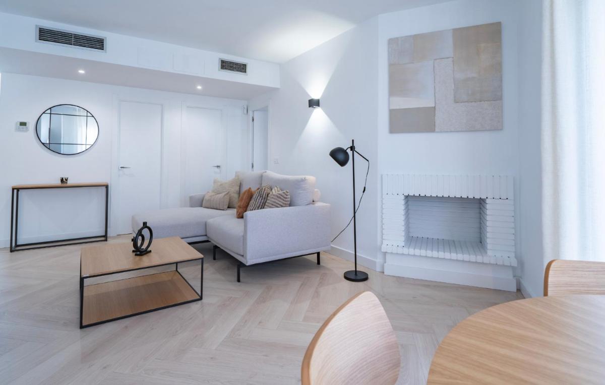 Elegant Penthouse with Private Rooftop Sun Deck in Los Naranjos, Marbella - Housity