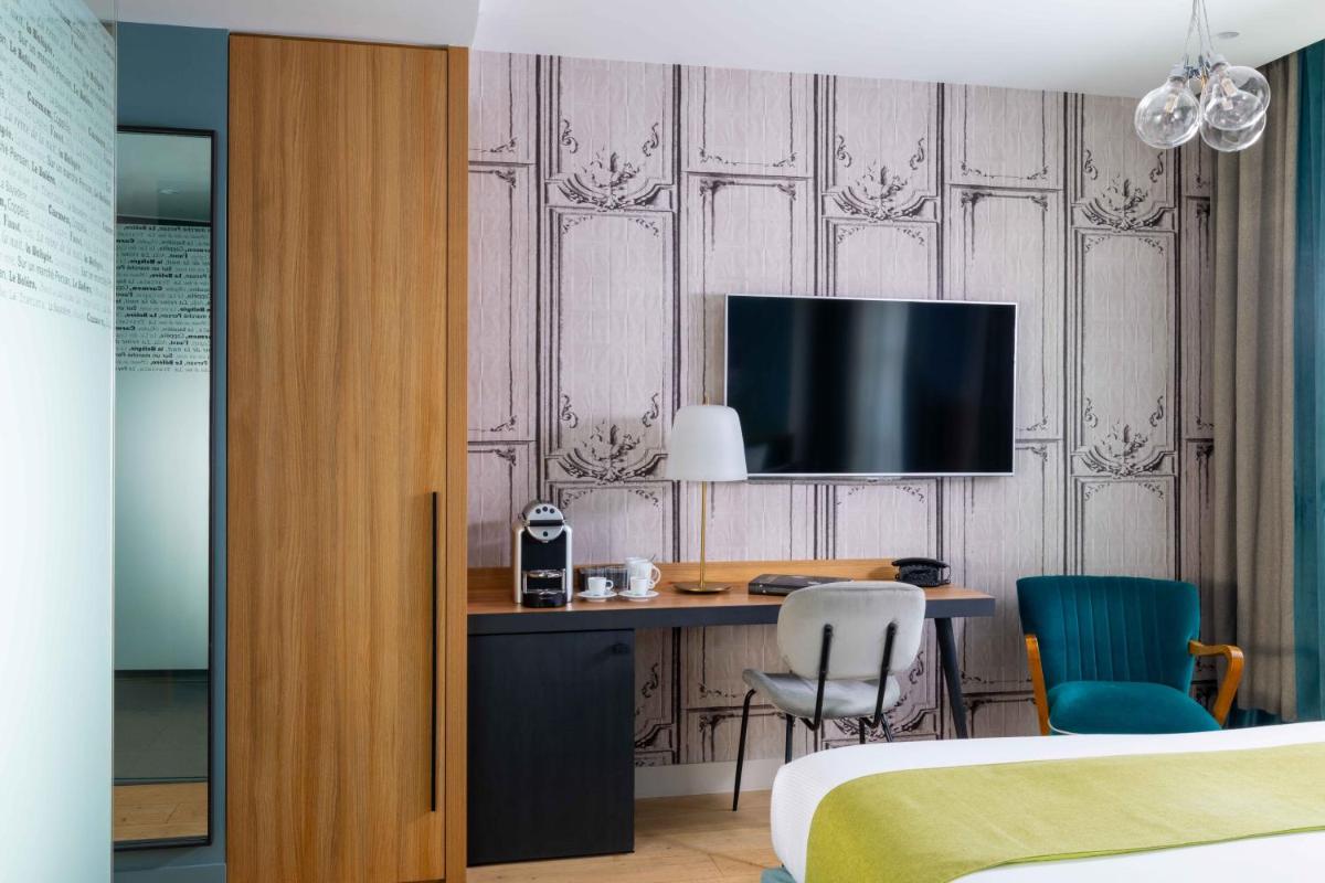 Télévision ou salle de divertissement dans l'établissement Lyric Hotel Paris Opera