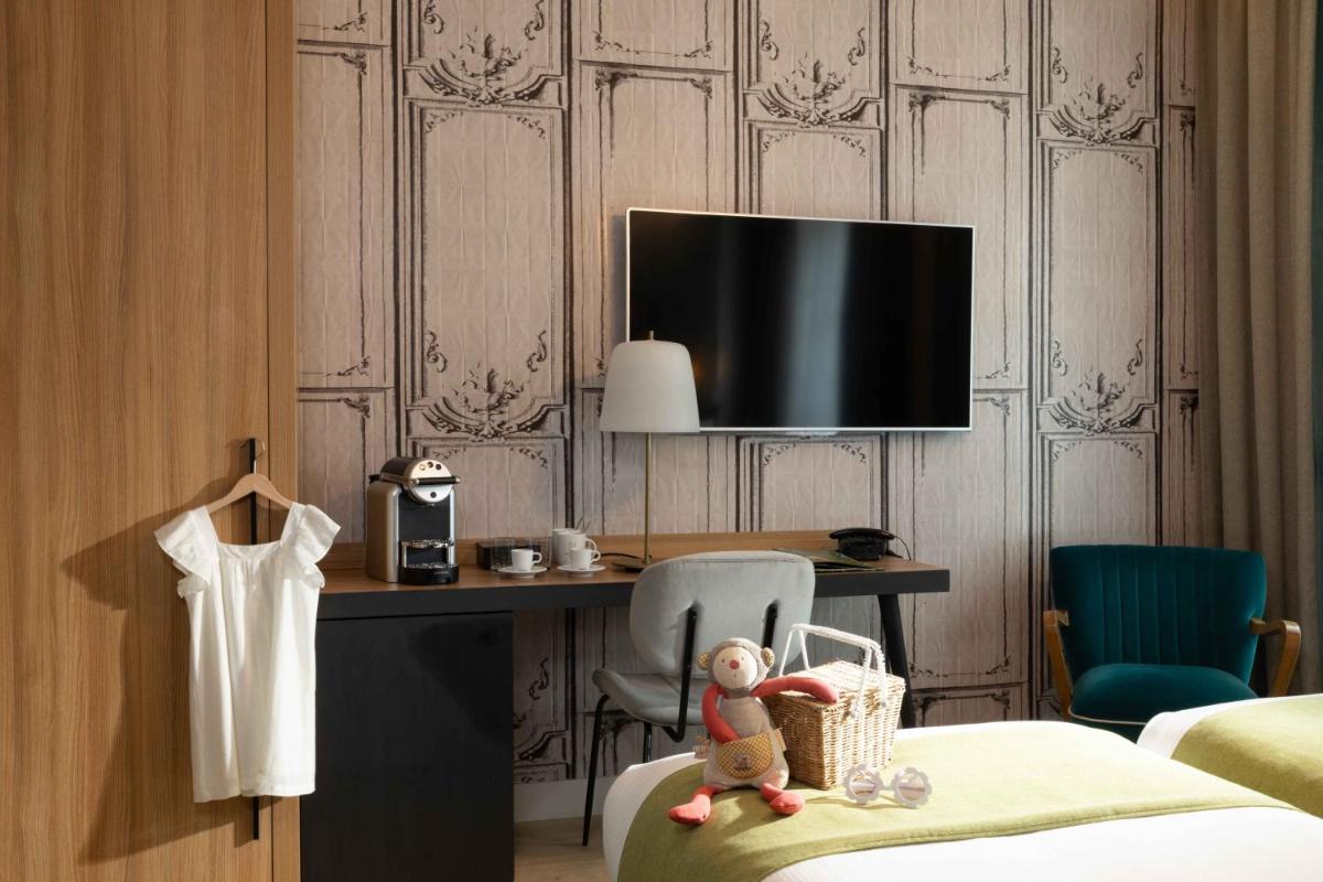 Télévision ou salle de divertissement dans l'établissement Lyric Hotel Paris Opera