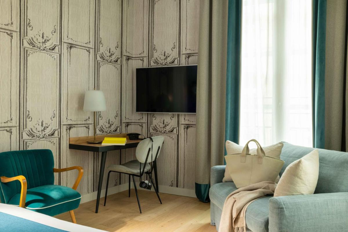 Télévision ou salle de divertissement dans l'établissement Lyric Hotel Paris Opera