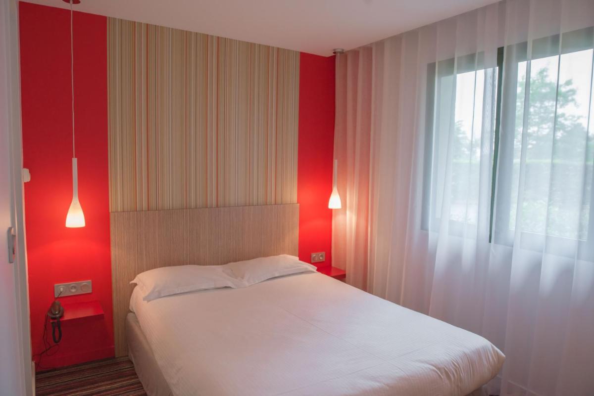 Un ou plusieurs lits dans un hébergement de l'établissement Logis Hôtel Domaine du Moulin Cavier - Restaurants & Spa