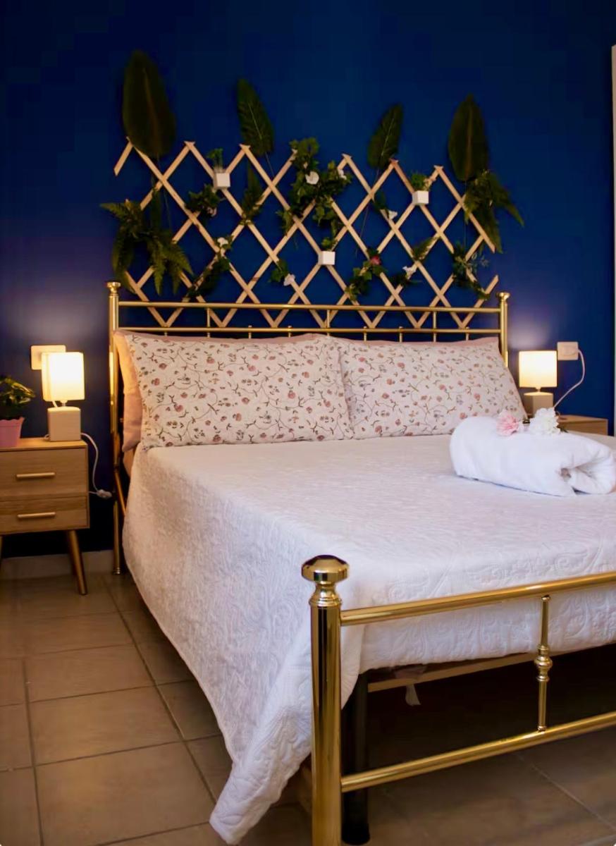 La Ringhiera Tropicale-bilocale con parcheggio e self check in - Housity