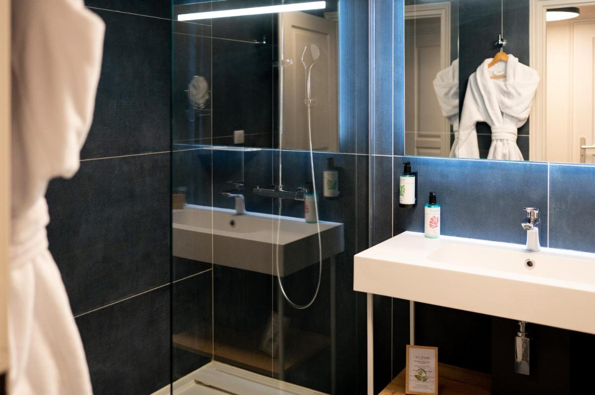 Salle de bains dans l'établissement Hotel Atlantic