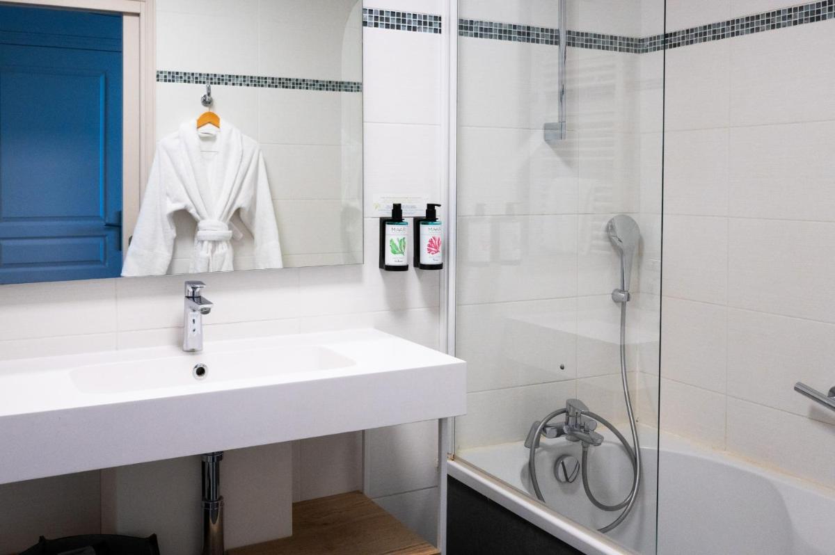 Salle de bains dans l'établissement Hotel Atlantic