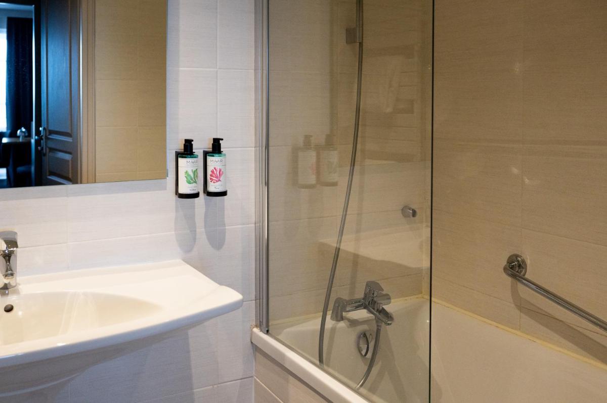 Salle de bains dans l'établissement Hotel Atlantic