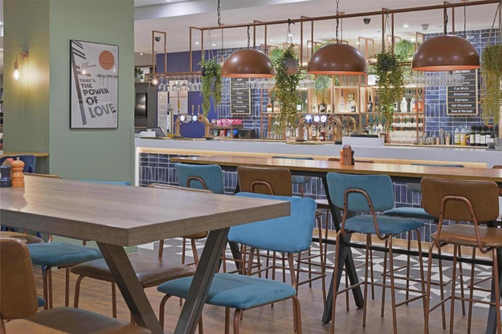 Travelodge Gatwick Airport Central - Housity