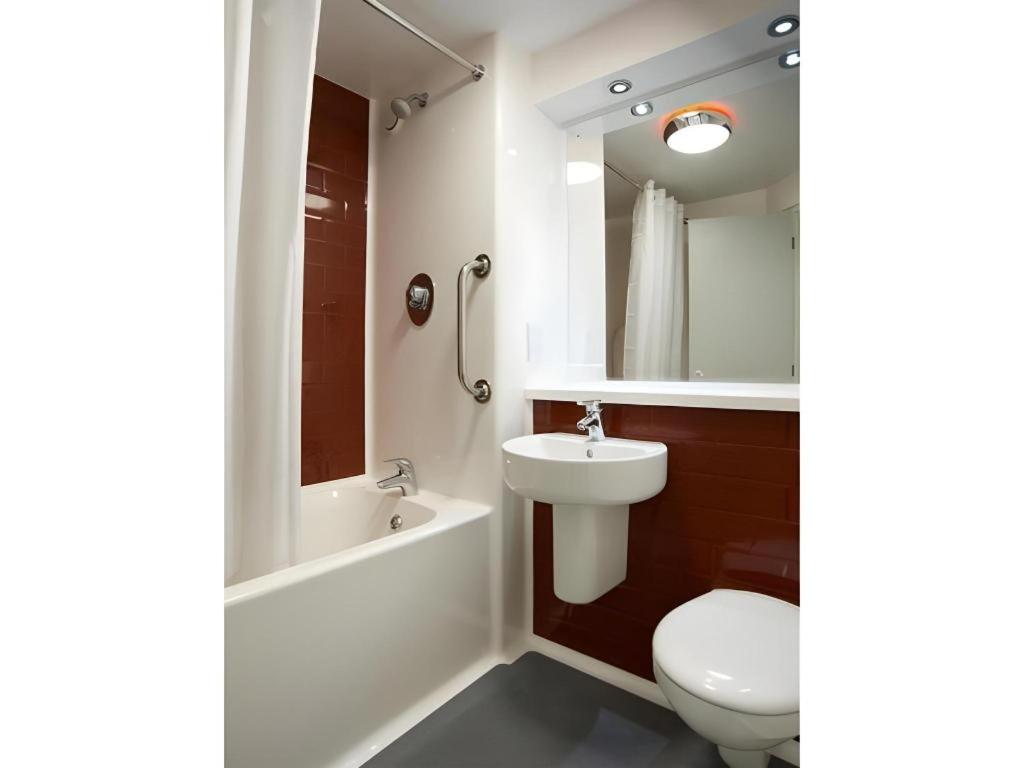 Travelodge Gatwick Airport Central - Housity