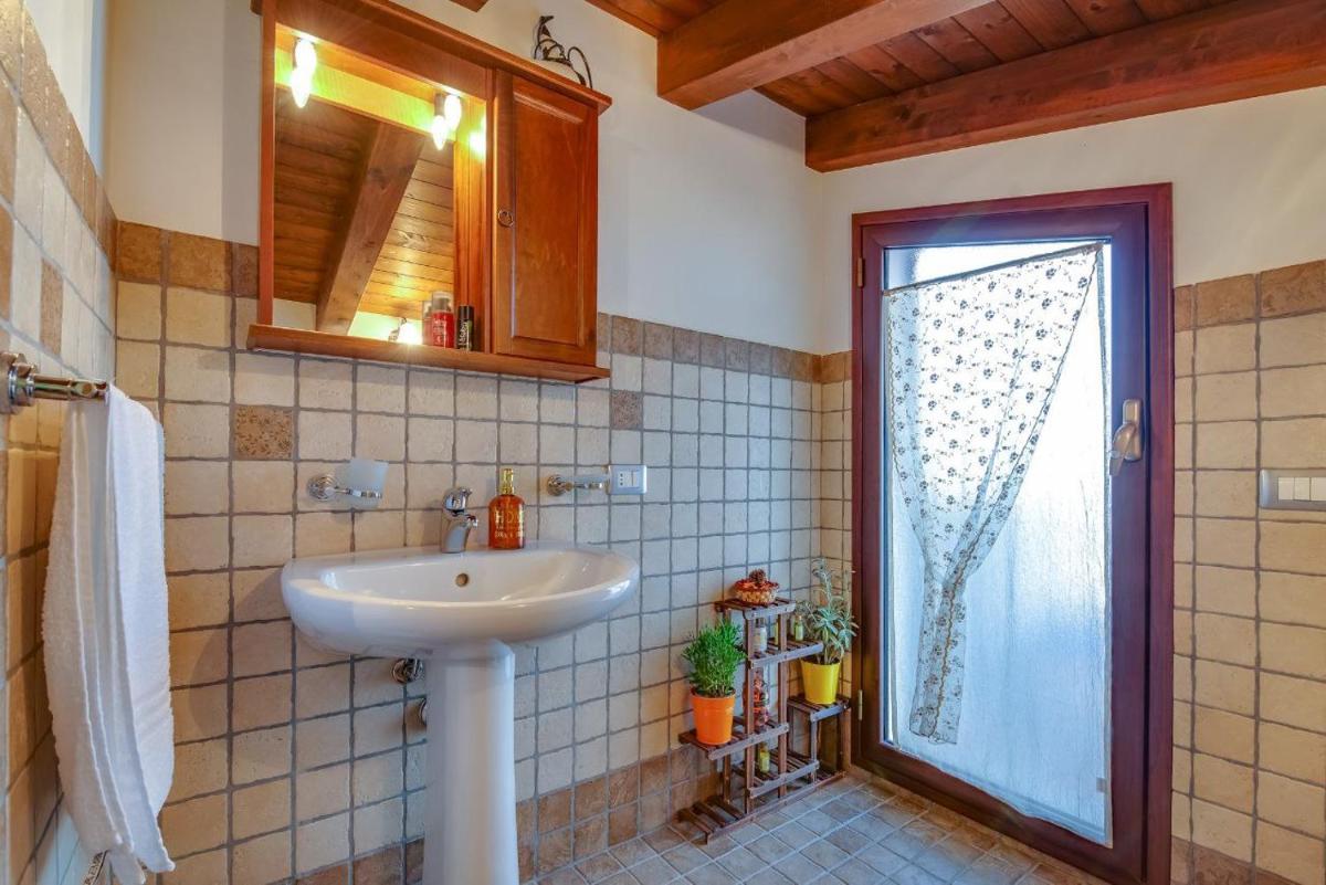 La Rosa Rossa - Housity