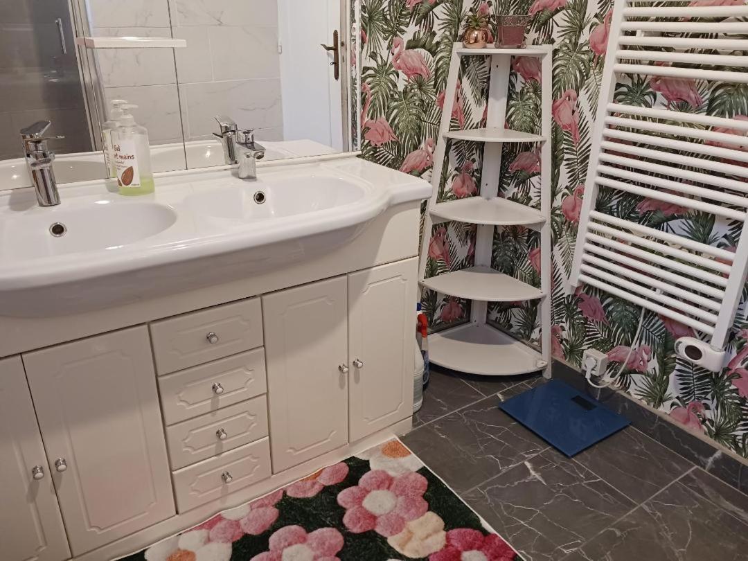 CHAMBRES Climatisées Confort,WIFI, GARE TGV,parking,pt dejeuner - Housity