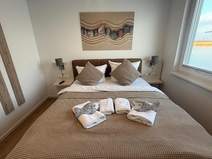 Ein Bett oder Betten in einem Zimmer der Unterkunft Schwimmende Häuser im BALTIC SEA RESORT