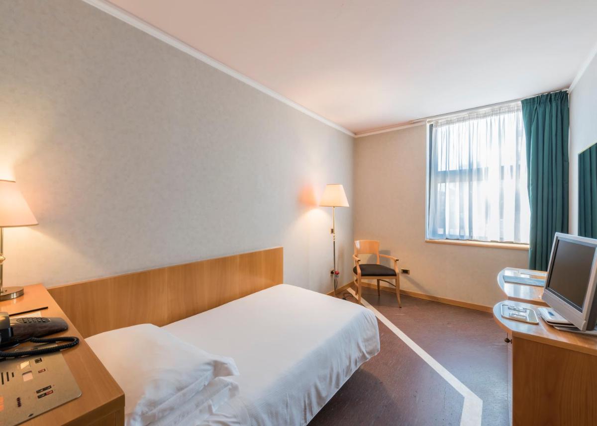 Caesar's Hotel - Housity