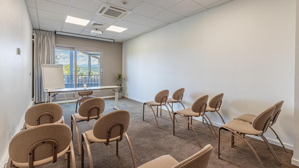 une salle de classe avec des chaises, une table et un tableau blanc dans l'établissement Domaine De Saint Clair, à Saint-Clair 18 autres photos