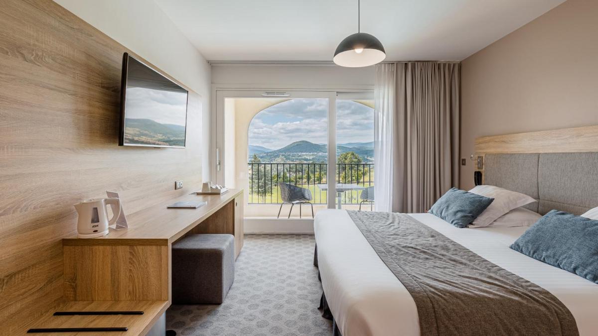 une chambre d'hôtel avec un lit et une fenêtre dans l'établissement Domaine De Saint Clair, à Saint-Clair