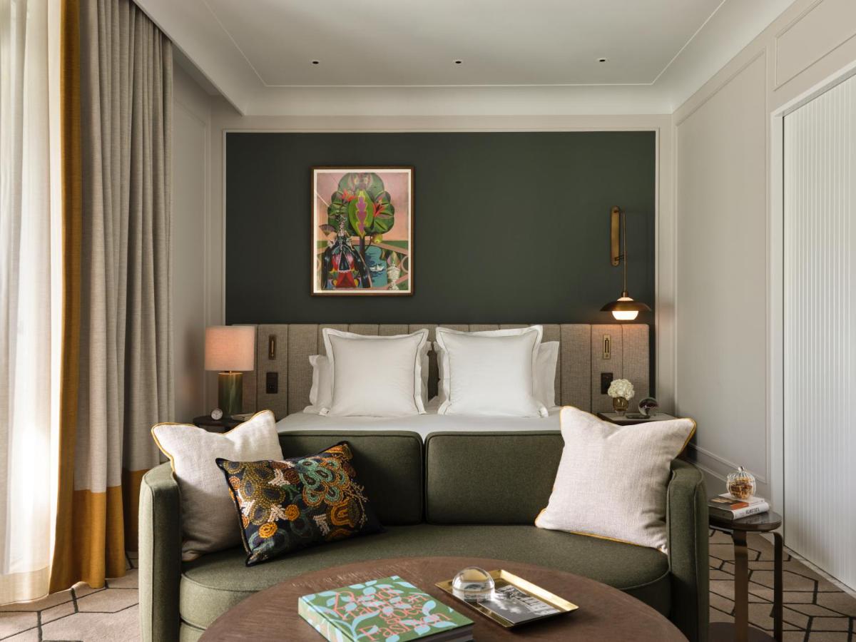 Ein Sitzbereich in der Unterkunft Rosewood Munich