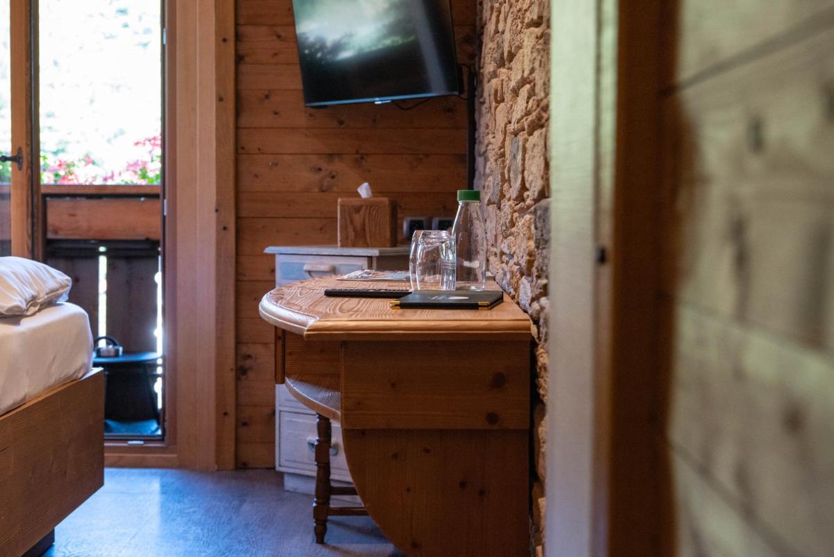 Télévision ou salle de divertissement dans l'établissement Chalet Hôtel & Spa Le Collet