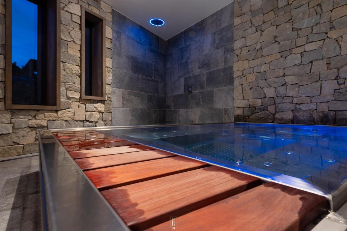 Piscine de l'établissement Chalet Hôtel & Spa Le Collet ou située à proximité