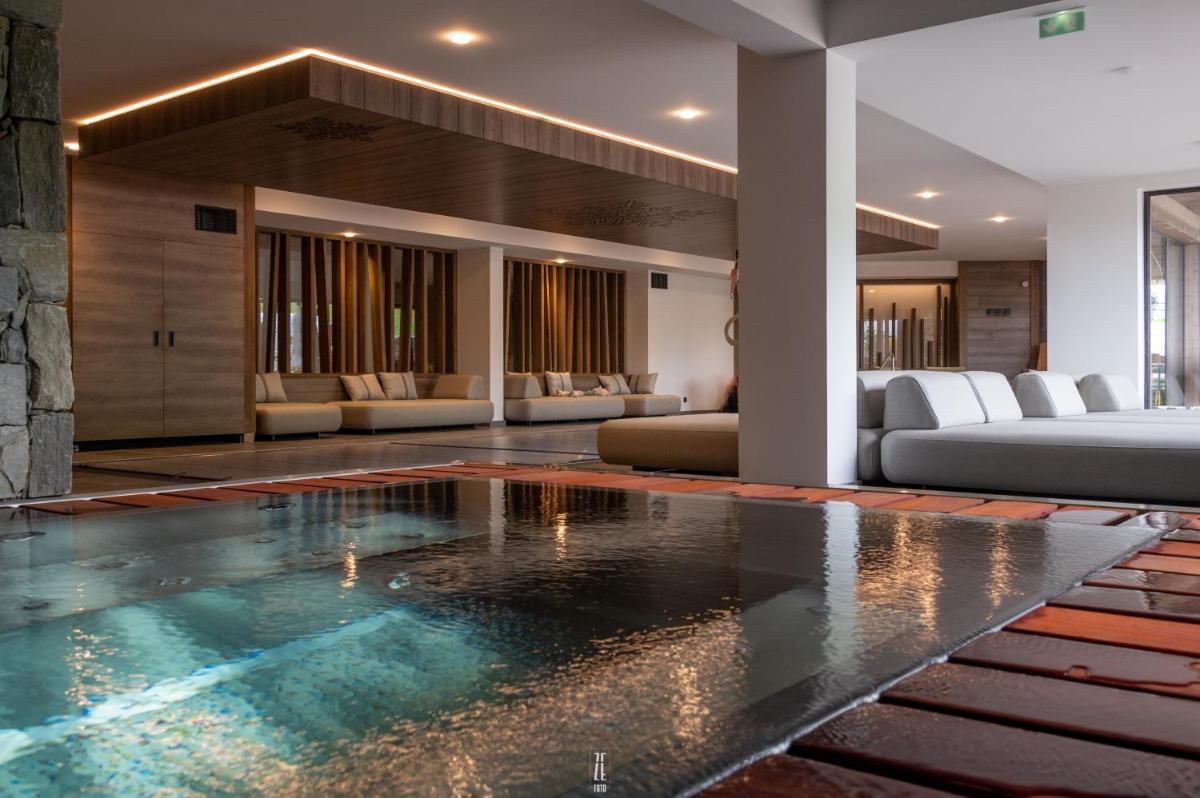 Piscine de l'établissement Chalet Hôtel & Spa Le Collet ou située à proximité