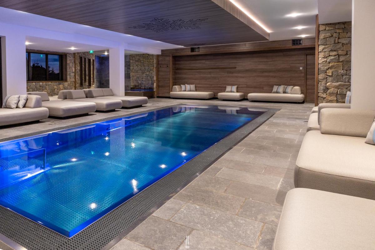 Piscine de l'établissement Chalet Hôtel & Spa Le Collet ou située à proximité