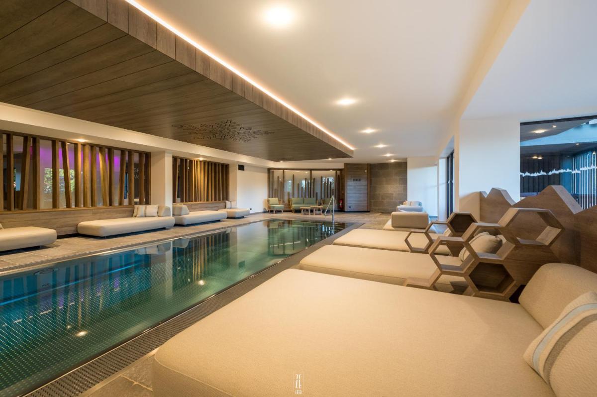 Piscine de l'établissement Chalet Hôtel & Spa Le Collet ou située à proximité