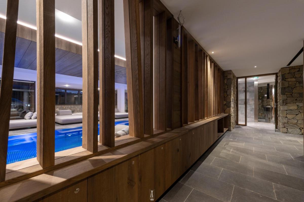 Piscine de l'établissement Chalet Hôtel & Spa Le Collet ou située à proximité