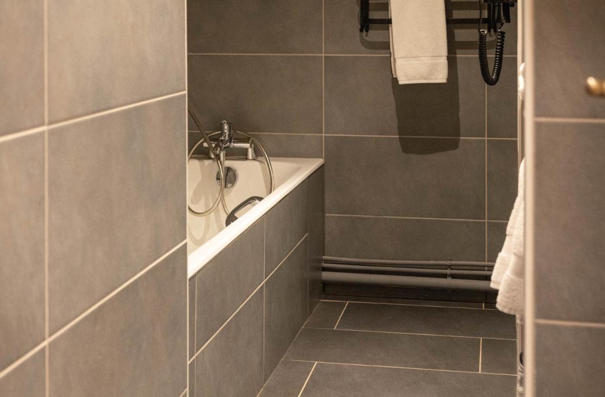 Salle de bains dans l'établissement Chalet Hôtel & Spa Le Collet