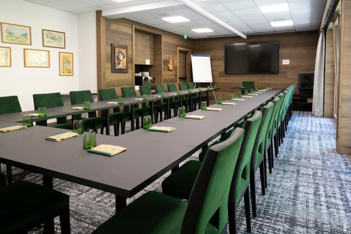 Espace de conférence ou salle de réunion dans l'établissement Chalet Hôtel & Spa Le Collet