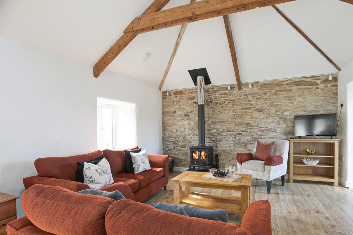 Trotters barn conversion on edge of Mount Hawke - Housity