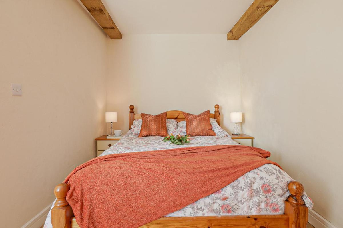 Trotters barn conversion on edge of Mount Hawke - Housity