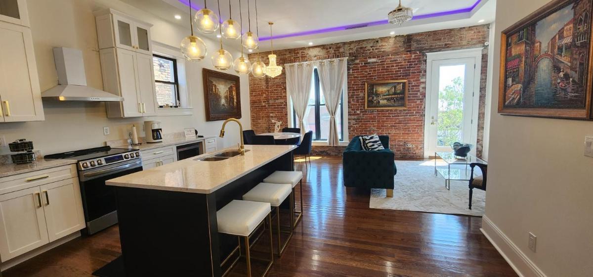 The Luxe Building- 2 Bedroom Apartment in Metropolis - Housity