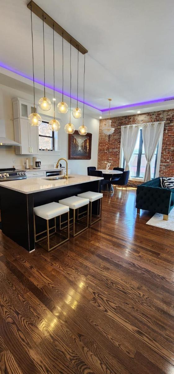 The Luxe Building- 2 Bedroom Apartment in Metropolis - Housity