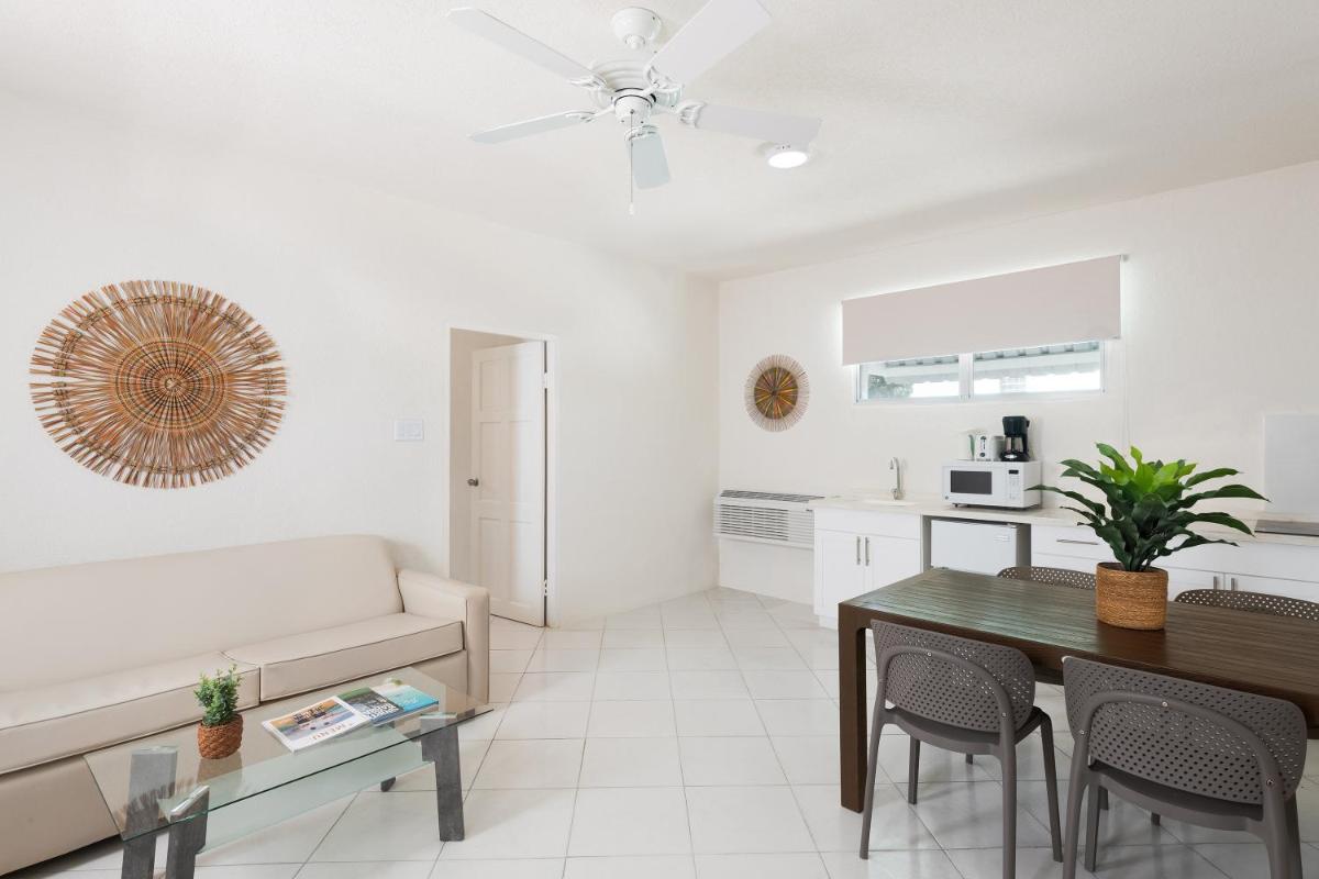 Coconut Court Beach Hotel - Housity