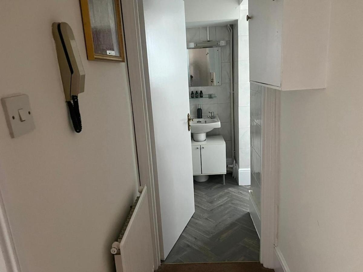 Stylish 1BR Teddington Flat Near Thames River - Housity