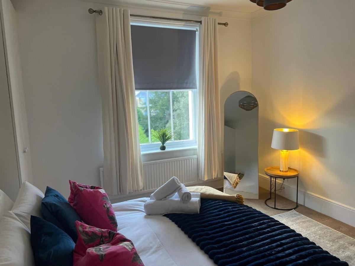 Stylish 1BR Teddington Flat Near Thames River - Housity