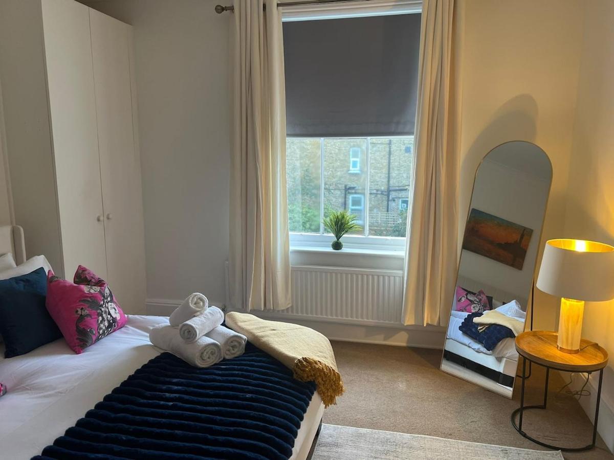Stylish 1BR Teddington Flat Near Thames River - Housity