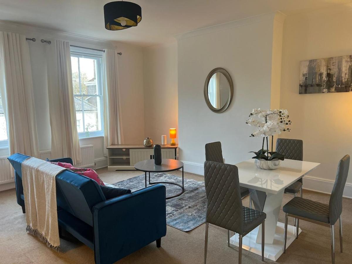 Stylish 1BR Teddington Flat Near Thames River - Housity