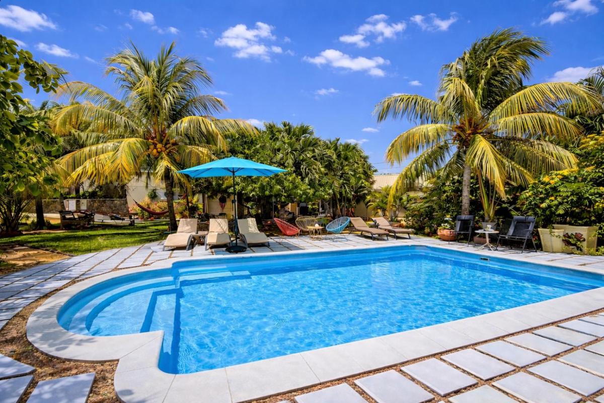 Lakaz Del Sol - TOURISM PERMIT No 16953 - NEWLY RENOVATED modern and elegant apartments with luxurious garden, pool, barbecue and bar area - Hizvo