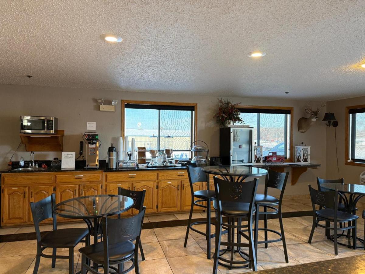 Cassville Four Seasons Inn & Suites - Housity