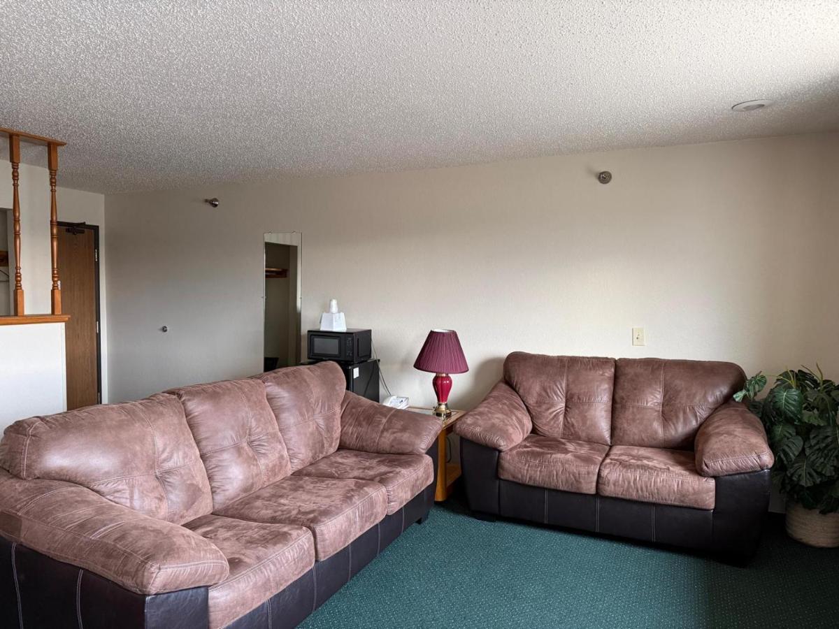 Cassville Four Seasons Inn & Suites - Housity