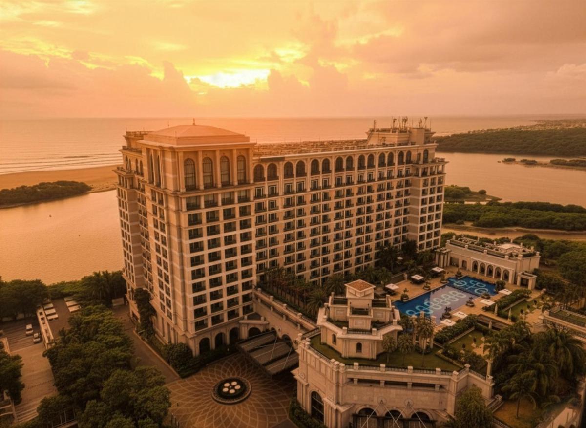 Una vista aérea de un gran edificio junto al océano. en The Leela Palace Chennai, en Chennai