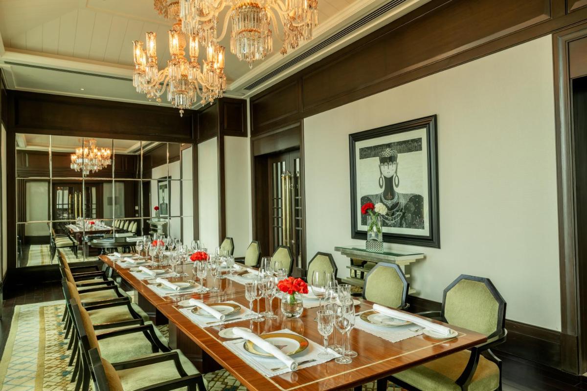 Un restaurante o sitio para comer en The Leela Palace Chennai