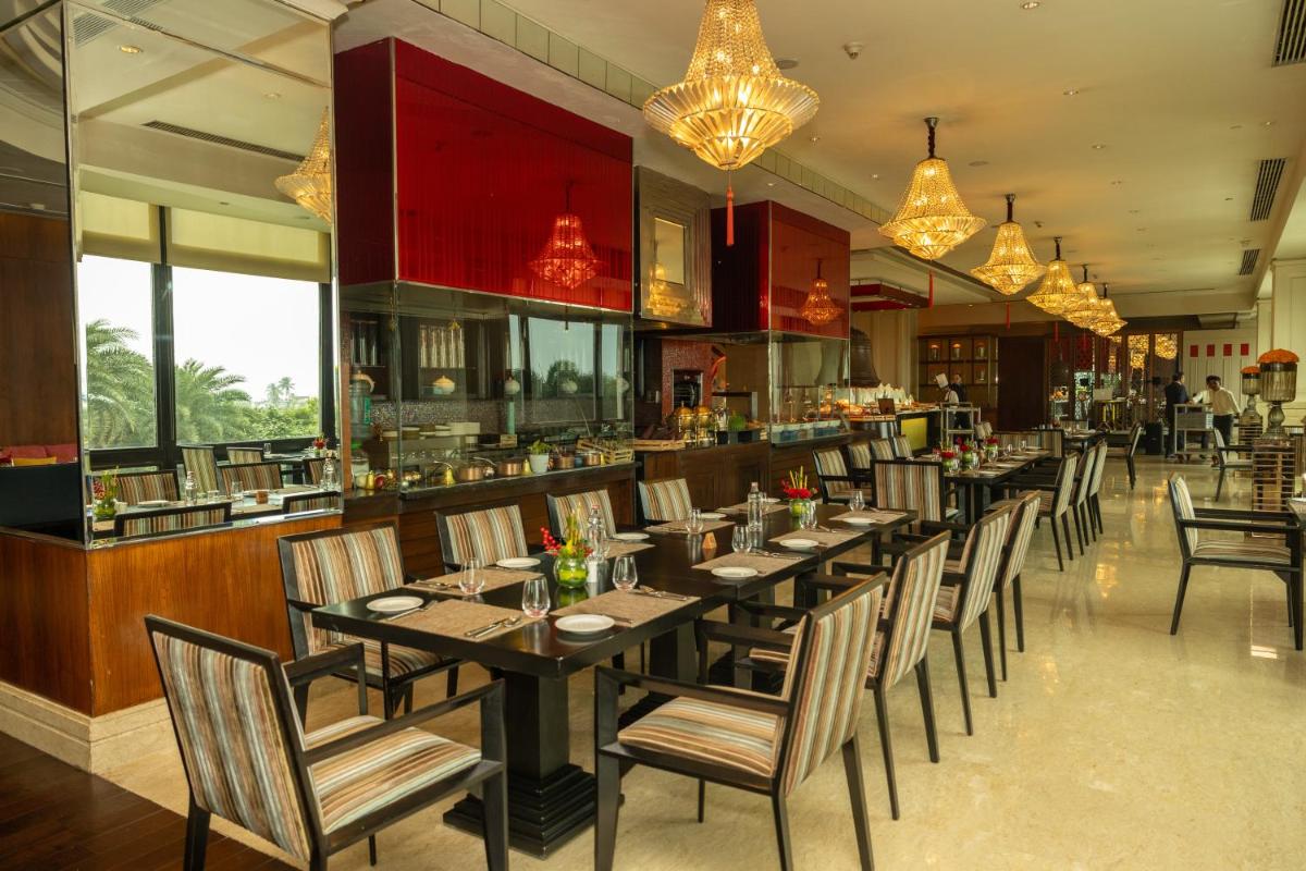 Un restaurante o sitio para comer en The Leela Palace Chennai