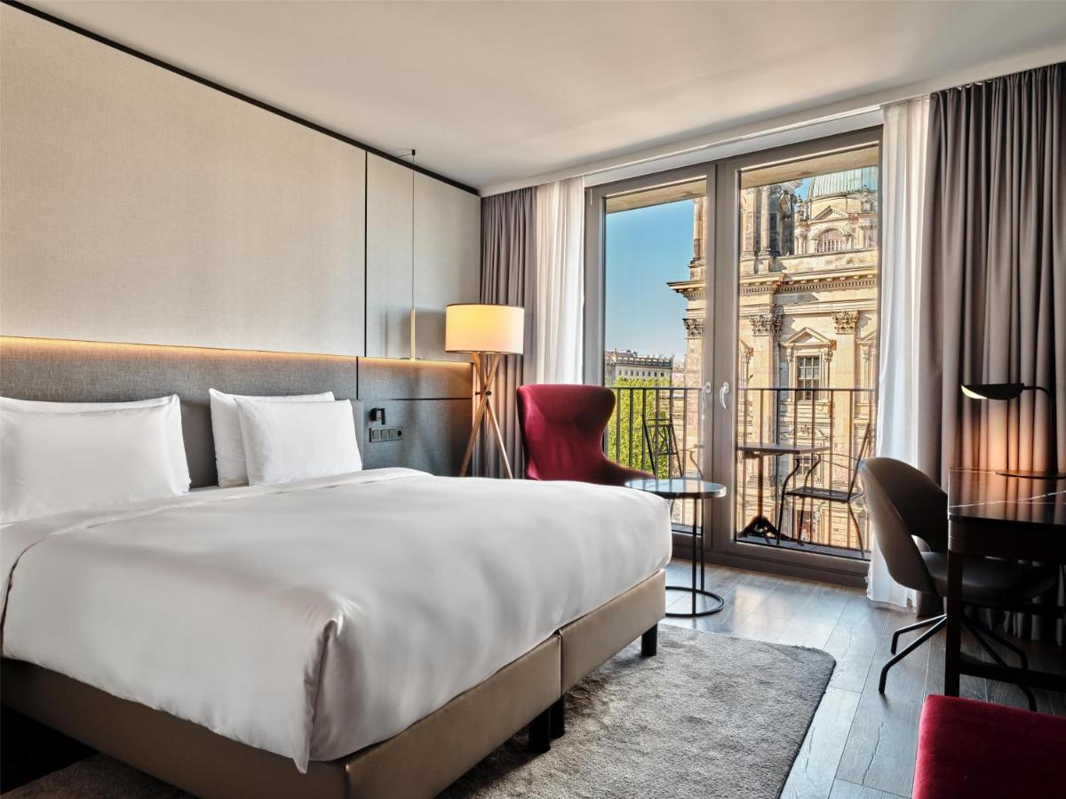 Ein Bett oder Betten in einem Zimmer der Unterkunft Radisson Collection Hotel, Berlin