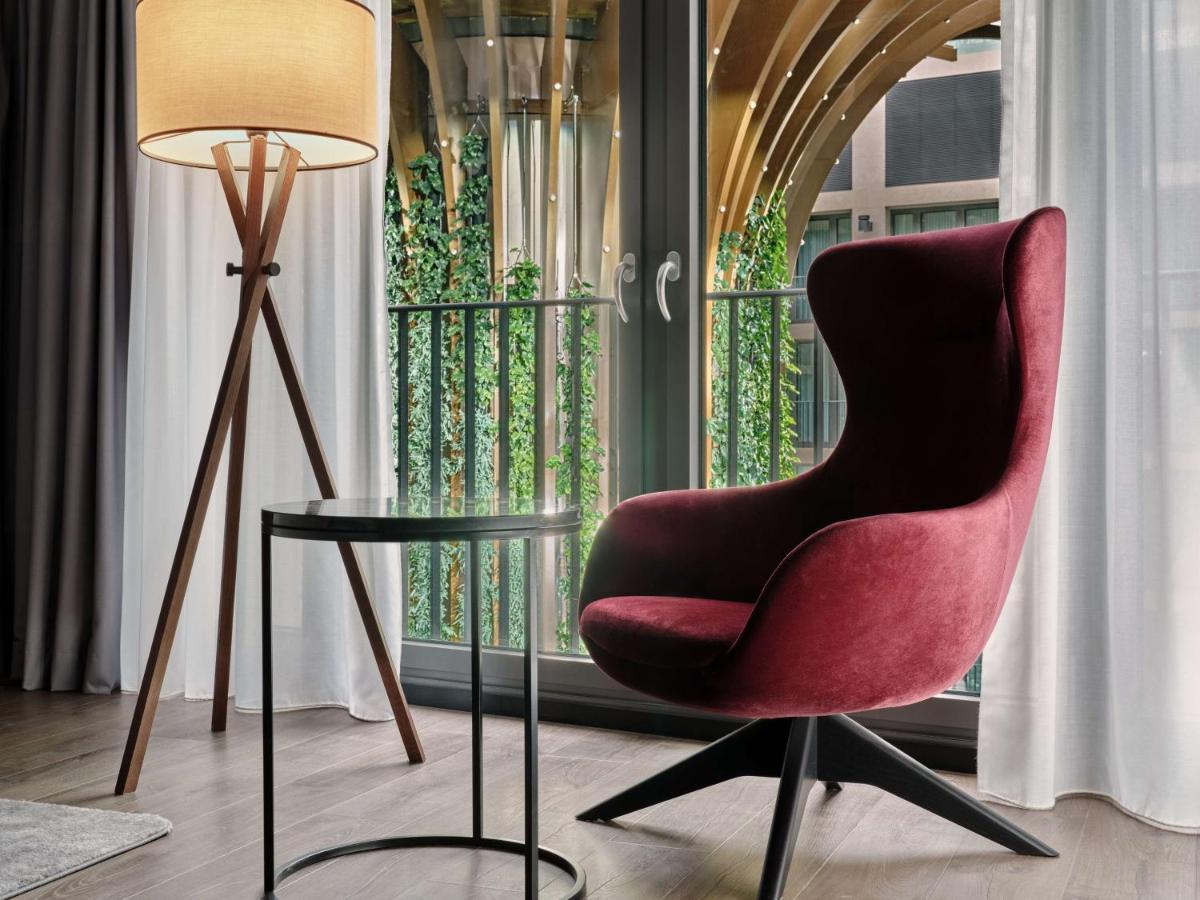 Ein Sitzbereich in der Unterkunft Radisson Collection Hotel, Berlin
