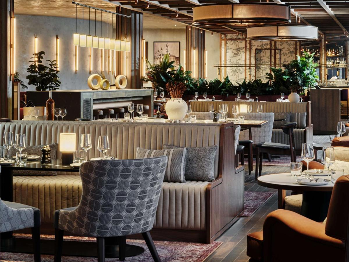 Ein Sitzbereich in der Unterkunft Radisson Collection Hotel, Berlin