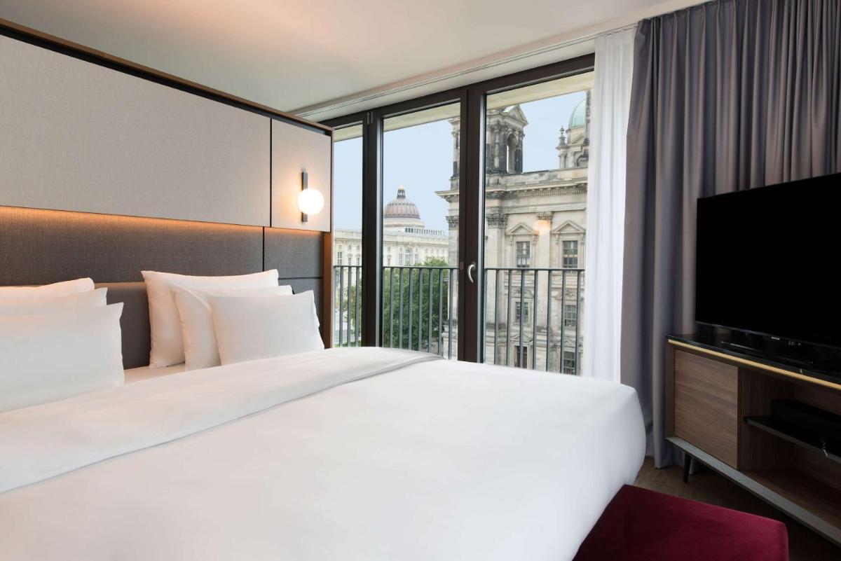 Ein Bett oder Betten in einem Zimmer der Unterkunft Radisson Collection Hotel, Berlin
