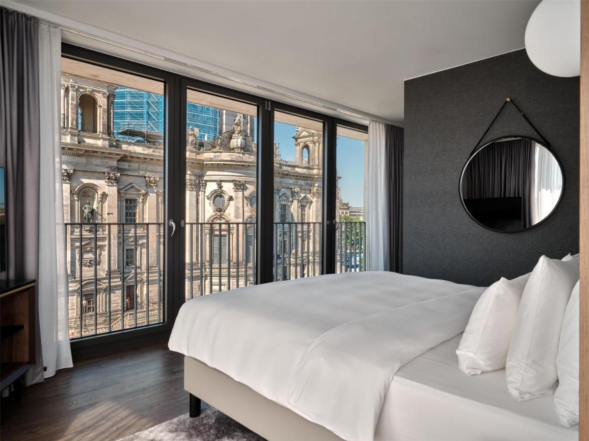 Ein Bett oder Betten in einem Zimmer der Unterkunft Radisson Collection Hotel, Berlin