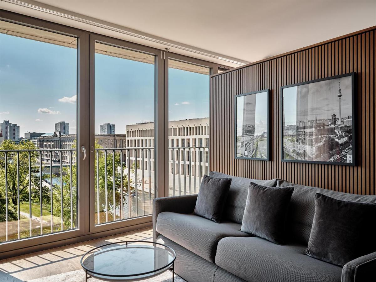 Ein Sitzbereich in der Unterkunft Radisson Collection Hotel, Berlin